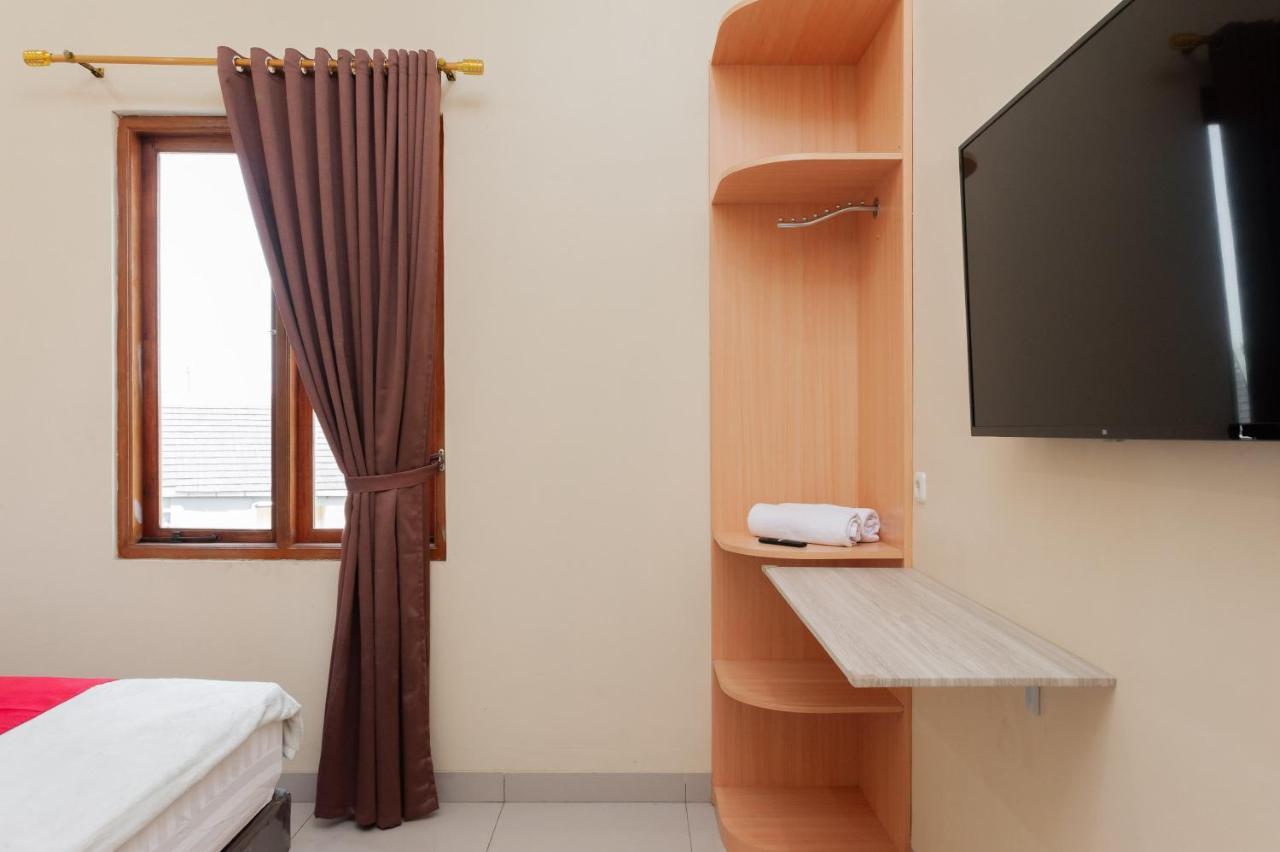 Reddoorz Syariah Near Lemahabang Station Hotel Cikarang Ngoại thất bức ảnh